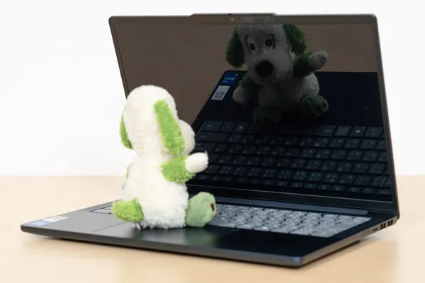IdeaPad Slim 5i Gen 10 (14型 Intel)の映り込み
