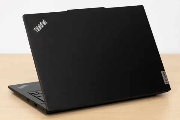 ThinkPad E14 Gen 6 AMDの天板写