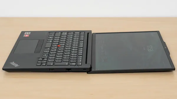 ThinkPad E14 Gen 6 AMDのヒンジを最大まで開いたときの写真