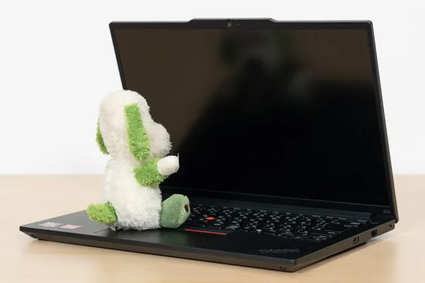 ThinkPad E14 Gen 6 AMDの映り込み