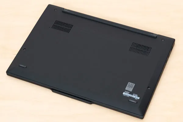 ThinkPad X1 Carbon Gen 13 Aura Editionの底面写真