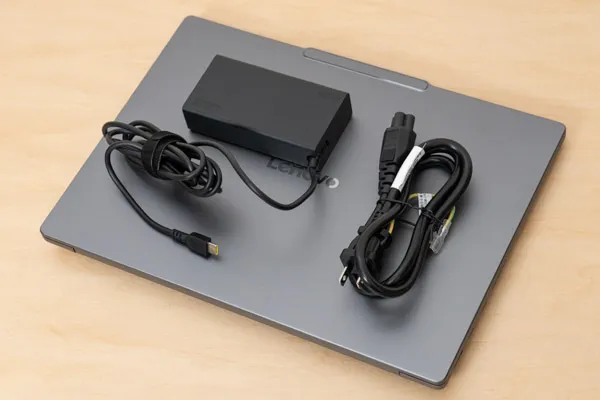 IdeaPad Pro 5 Gen 10(14型 AMD)のACアダプターとACケーブルの写真