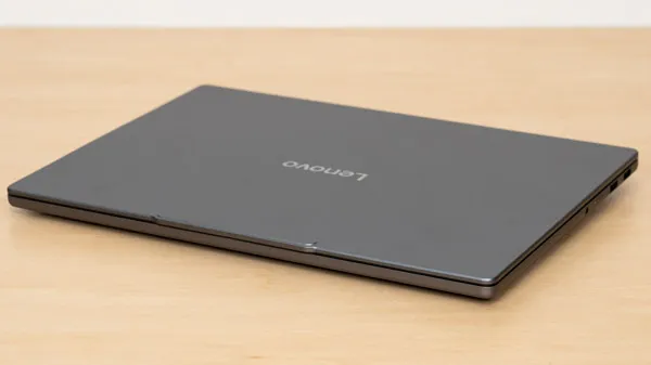 IdeaPad Pro 5 Gen 10(14型 AMD)の薄さの写真その2