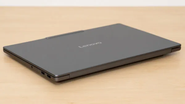IdeaPad Pro 5 Gen 10(14型 AMD)の薄さの写真