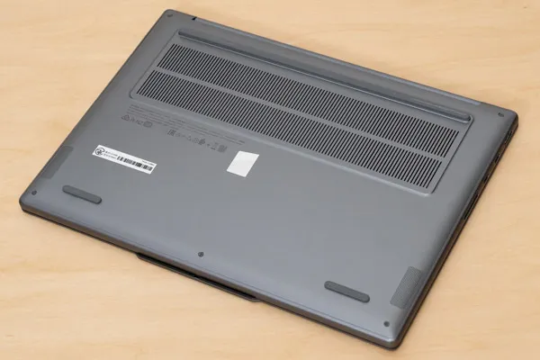 IdeaPad Pro 5 Gen 10(14型 AMD)の底面写真