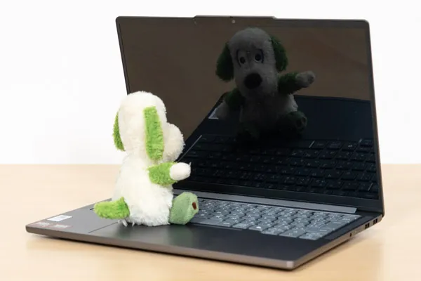 IdeaPad Pro 5 Gen 10(14型 AMD)の映り込み