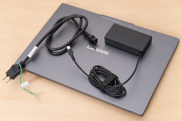 IdeaPad Pro 5 Gen 10(16型 AMD)のACアダプターとACケーブルの写真