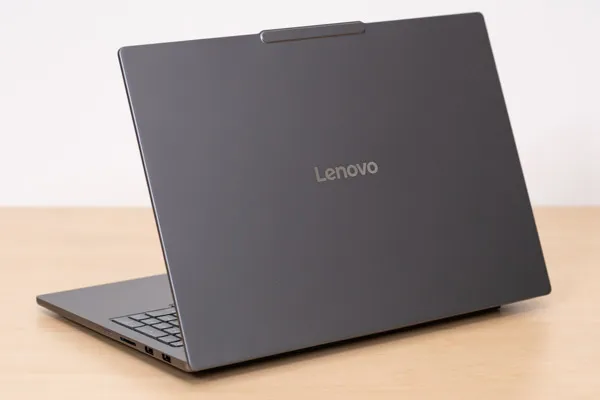 IdeaPad Pro 5 Gen 10(16型 AMD)の天板写