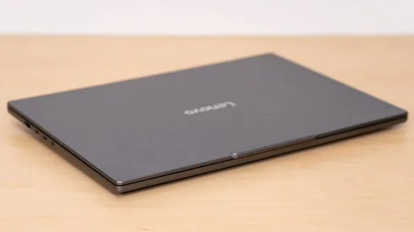 IdeaPad Pro 5 Gen 10(16型 AMD)の薄さの写真その2