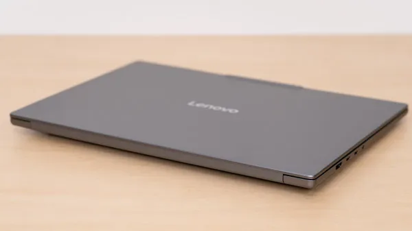 IdeaPad Pro 5 Gen 10(16型 AMD)の薄さの写真
