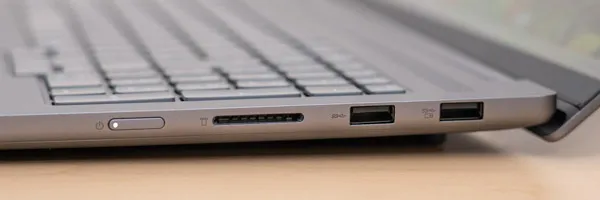 IdeaPad Pro 5 Gen 10(16型 AMD)の側面の写真