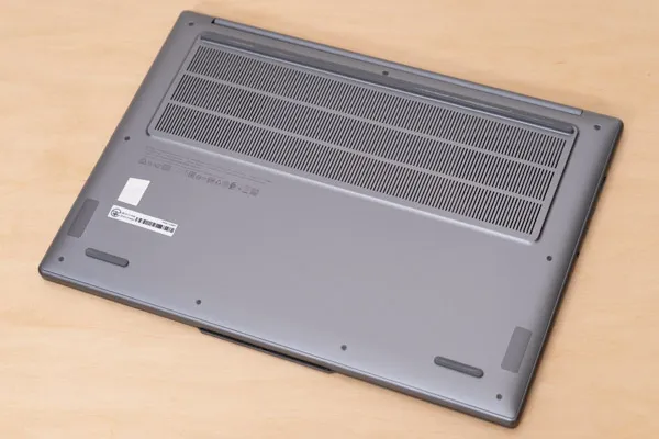 IdeaPad Pro 5 Gen 10(16型 AMD)の底面写真