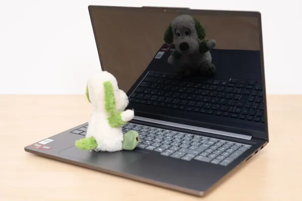 IdeaPad Pro 5 Gen 10(16型 AMD)の映り込み