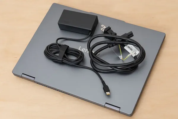 IdeaPad 5 2-in-1 Gen 10(14型 AMD)のACアダプターとACケーブルの写真
