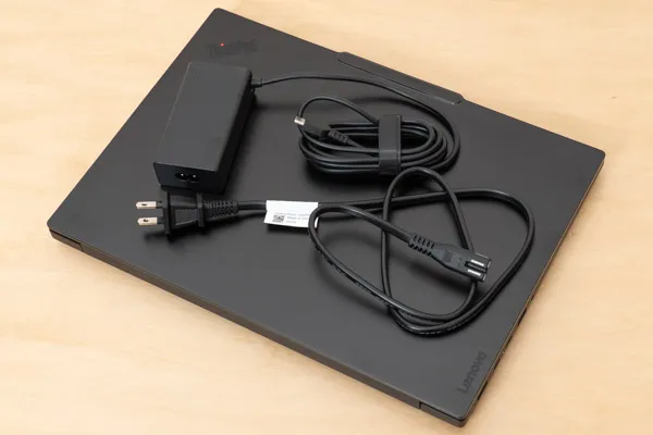 ThinkPad E14 Gen 7 IALのACアダプターとACケーブルの写真