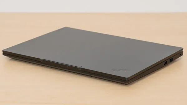 ThinkPad E14 Gen 7 IALの薄さの写真