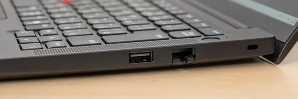 ThinkPad E14 Gen 7 IALの側面の写真