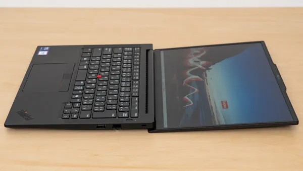 ThinkPad E14 Gen 7 IALのヒンジを最大まで開いたときの写真