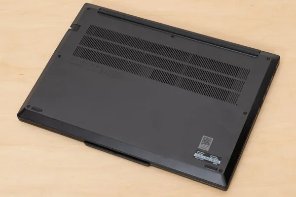 ThinkPad E14 Gen 7 IALの底面写真
