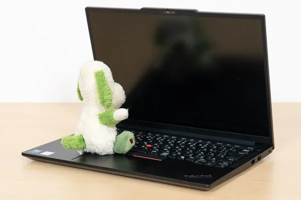 ThinkPad E14 Gen 7 IALの映り込み