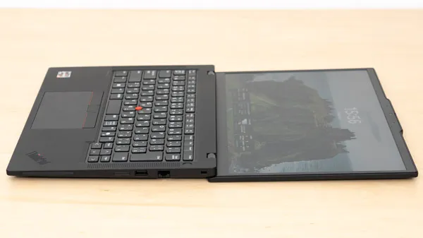 ThinkPad P14s Gen 5 AMDのヒンジを最大まで開いたときの写真