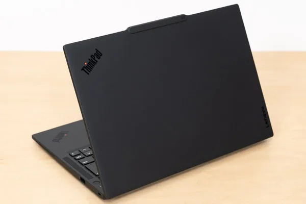 ThinkPad X13 Gen 6(13.3型 Intel)の天板写