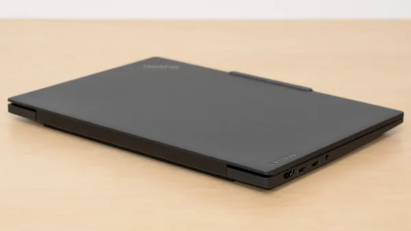 ThinkPad X13 Gen 6(13.3型 Intel)の薄さの写真その2
