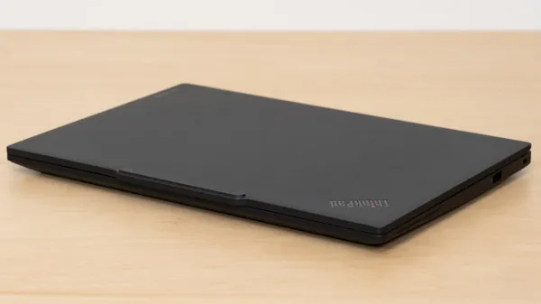 ThinkPad X13 Gen 6(13.3型 Intel)の薄さの写真