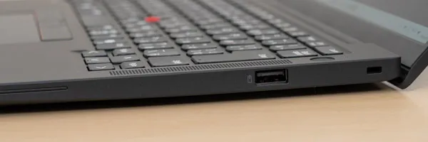 ThinkPad X13 Gen 6(13.3型 Intel)の側面の写真