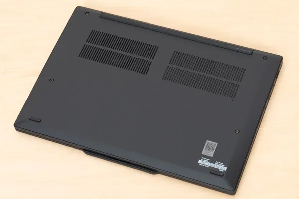 ThinkPad X13 Gen 6(13.3型 Intel)の底面写真