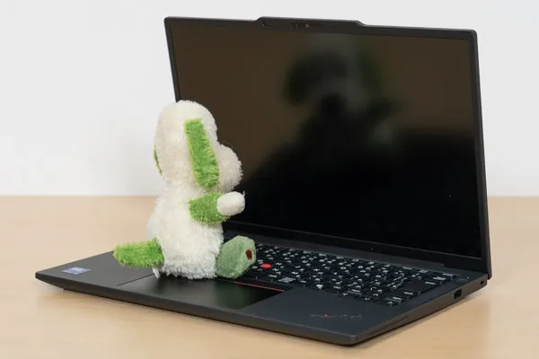 ThinkPad X13 Gen 6(13.3型 Intel)の映り込み