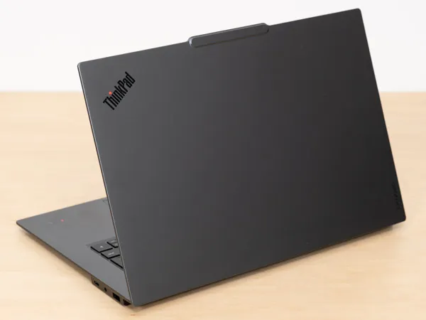 ThinkPad X9 15 Gen 1 Aura Editionの天板写