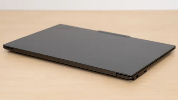 ThinkPad X9 15 Gen 1 Aura Editionの薄さの写真その2