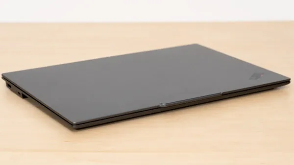 ThinkPad X9 15 Gen 1 Aura Editionの薄さの写真