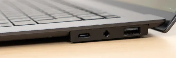 ThinkPad X9 15 Gen 1 Aura Editionの側面の写真
