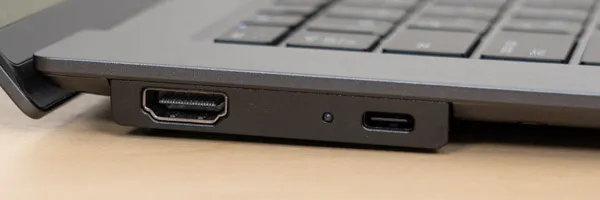 ThinkPad X9 15 Gen 1 Aura Editionの側面の写真その2
