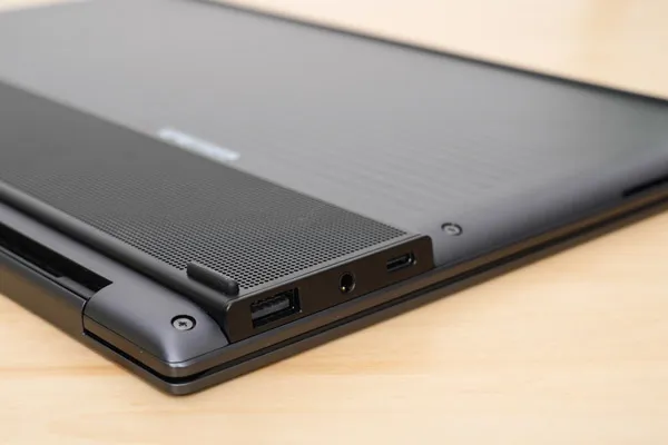 ThinkPad X9 15 Gen 1 Aura Editionの底面写真