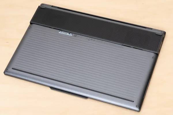 ThinkPad X9 15 Gen 1 Aura Editionの底面写真