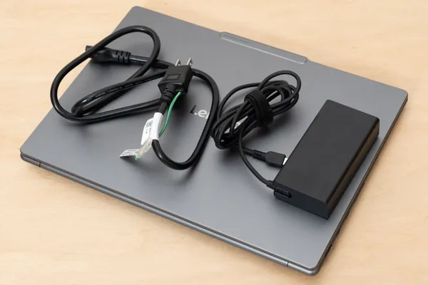 Yoga Pro 7i Gen 10 Aura Edition(14型 Intel)のACアダプターとACケーブルの写真