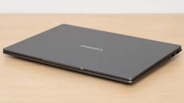Yoga Pro 7i Gen 10 Aura Edition(14型 Intel)の薄さの写真その2