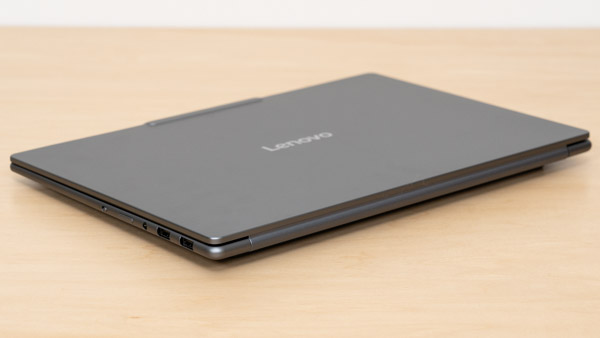 Yoga Pro 7i Gen 10 Aura Edition(14型 Intel)の薄さの写真