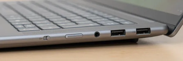 Yoga Pro 7i Gen 10 Aura Edition(14型 Intel)の側面の写真
