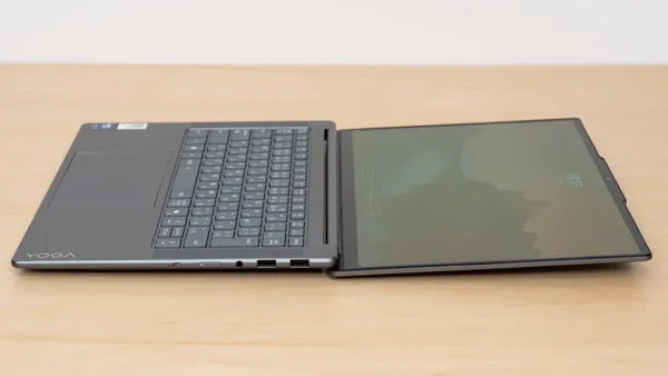 Yoga Pro 7i Gen 10 Aura Edition(14型 Intel)のヒンジを最大まで開いたときの写真