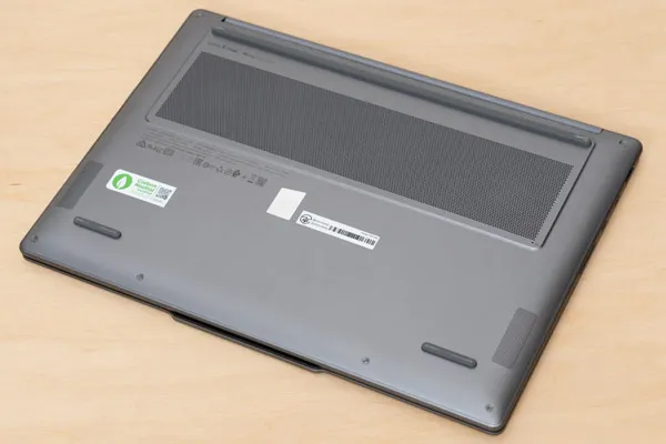 Yoga Pro 7i Gen 10 Aura Edition(14型 Intel)の底面写真