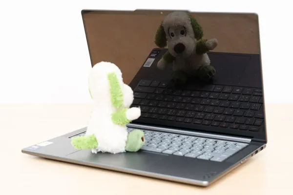 Yoga Pro 7i Gen 10 Aura Edition(14型 Intel)の映り込み
