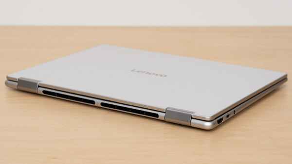 Yoga 7i 2-in-1 Gen 10(14型 Intel)の薄さの写真
