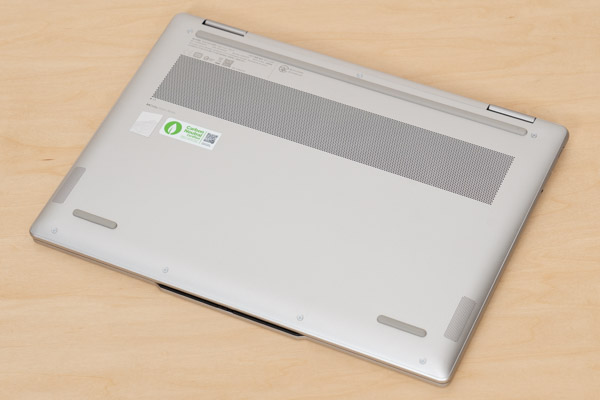Yoga 7i 2-in-1 Gen 10(14型 Intel)の底面写真