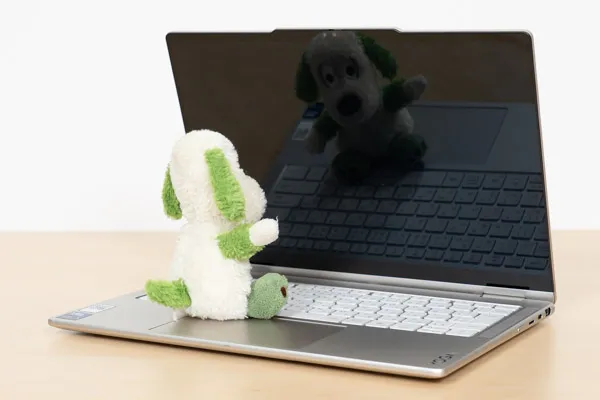 Yoga 7i 2-in-1 Gen 10(14型 Intel)の映り込み