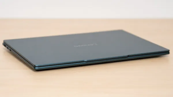 Yoga Slim 7 Gen 10(14型 AMD)の薄さの写真その2