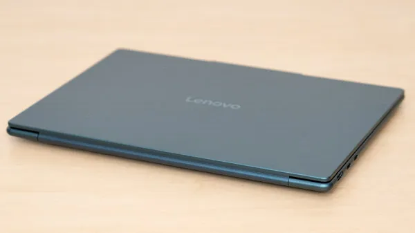 Yoga Slim 7 Gen 10(14型 AMD)の薄さの写真